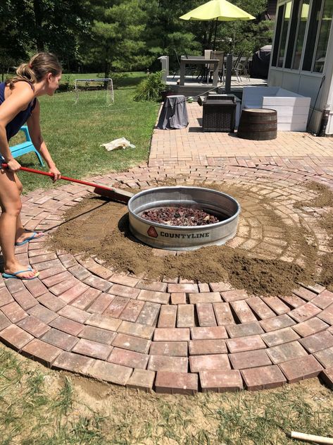 DIY Paver Patio Diy Paver Patio, Diy Brick Patio, Diy Paver, Concrete Diy Garden, Circle Patio, Paver Fire Pit, Concrete Finishing, Outdoor Fire Pit Area, Pavers Diy