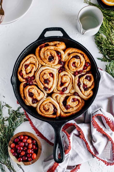 Today I am kicking our Christmas Morning Brunch Menu off with these overnight cinnamon rolls that will make your Christmas morning so much easier! Christmas Cinnamon Rolls, Cinnamon Rolls Christmas, Christmas Morning Breakfast Casserole, Christmas Morning Brunch, Overnight Cinnamon Rolls, Cranberry Cinnamon, Christmas Breakfast Recipe, Cinnamon Rolls Easy, Morning Brunch