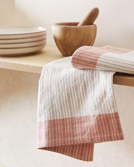 Christmas Gift Inspiration, Zara Home Collection, Cotton Decor, Kitchen Textiles, Towel Pattern, Kitchen Towel Set, Oven Glove, Table Napkins, Kitchen Linens