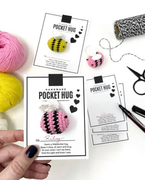 Pocket Hugs, Fast Crochet, Pocket Hug, Crochet Baby Toys, Valentines Crochet, Crochet Animals Free Patterns, Weaving Projects, Crochet Basics, Easy Crochet Patterns