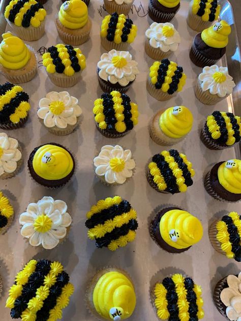 Bumblebee Cupcakes, Bee Baby Shower Cake, Bumble Bee Cupcakes, Bee Themed Birthday Party, Bees And Honey, Bee Cupcakes, Honey Bee Baby Shower, Bee Birthday Party, Sweet As Honey