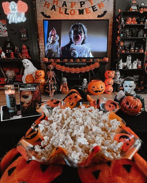 Horror Movie Wallpaper Aesthetic, Horror Movie Wallpaper, Spooky House Decor, Horror Movie Room, October Aesthetic, Fall Room, Cozy Halloween, Halloween Room, Spooky House