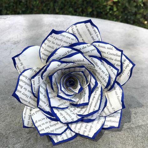 Roses Made Of Book Pages, Book Pages Gifts, Rose Made Of Paper, How To Make Book Flowers, Paper Flowers Out Of Book Pages, How To Make Small Flowers, Paper Flowers Book Pages, Book Paper Roses, Book Paper Crafts