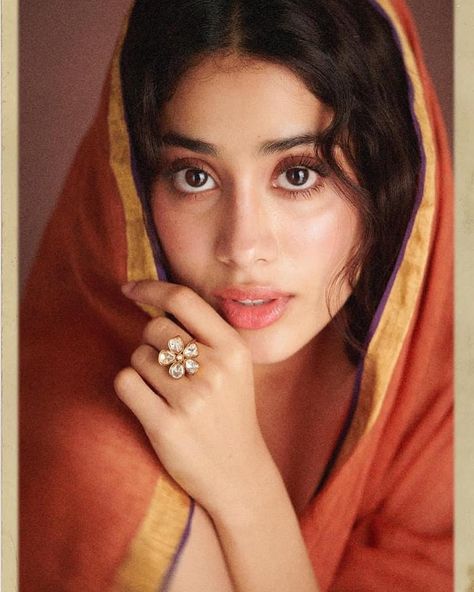 Indian Portrait Reference, Jahnavi Kapoor, 90s Bollywood Fashion, Traditional Bridal Jewelry, Aesthetic Face, 90s Bollywood Aesthetic, Models To Draw, Portrait Reference, Celebrity Makeup Looks