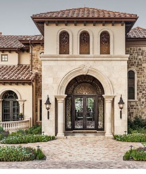 Mediterranean House Entrance, Mediterranean Front Doors Entrance, Old Mediterranean Homes, French Mediterranean Home Exterior, Tuscan Farmhouse Exterior, Spanish Facade, Exterior Mediterranean Homes, House Design Coastal, Mediterranean Front Door