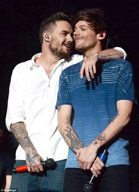 Bromance: Liam put an arm around his bestie Louis, who rocked an off-duty look in a blue t... One Direction Fotos, Gambar One Direction, One Direction Photos, One Direction Pictures, Louis Williams, I Love One Direction, Boy Band, 1 Direction, Zayn Malik