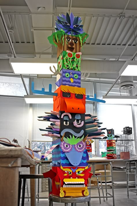 Paper Totems, a High School Art Foundations project. Totem Pole Craft, Classe D'art, Group Art Projects, High School Art Projects, Collaborative Art Projects, Sculpture Projects, Totem Pole, Collaborative Art, High School Art