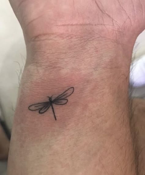 Stick And Poke Dragonfly, Dragon Fly Finger Tattoo, Simple Dragonfly Tattoo Outline, Small Dragon Fly Tattoo For Women, Dragonfly Tattoo On Wrist, Dragonfly Behind Ear Tattoo, Hummingbird And Dragonfly Tattoo, Dragonfly Outline Tattoo, Dragonfly Tattoo Minimalist