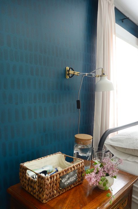 Learn how to paint your own brushstroke accent wall using a slightly darker shade of your wall color.    #["paint", "eclectic", "Painting", "bedroom", "Curbly-Original", "How-To", "accent wall", "DIY", "pattern", "wall-art", "Painting", "accent", "wall"] Paint Pattern Ideas, Brushstroke Accent Wall, Brushstroke Wall, Hand Painted Accent Wall, Painted Accent Wall, Accent Wall Bedroom Paint, Wall Murals Diy, Painted Wallpaper, Painting Bedroom