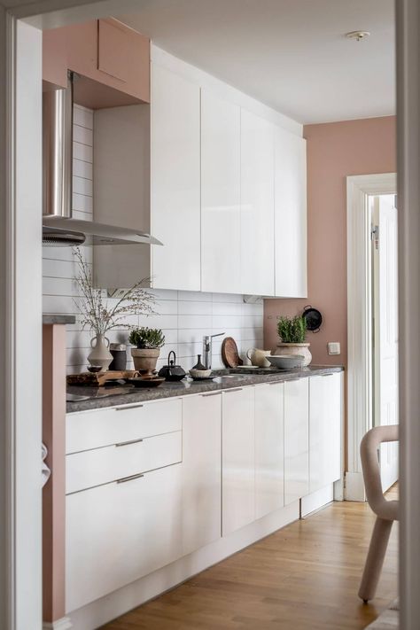 Layered Textiles and Dusty Colors in a Nordic Apartment 10 Kitchen Pink Walls, Dusty Pink Kitchen, Pink Kitchen Walls, Nordic Apartment, Kitchen Pink, Vintage Bookcase, Kitchen Walls, Vintage Dining Table, Large Pendant Lighting