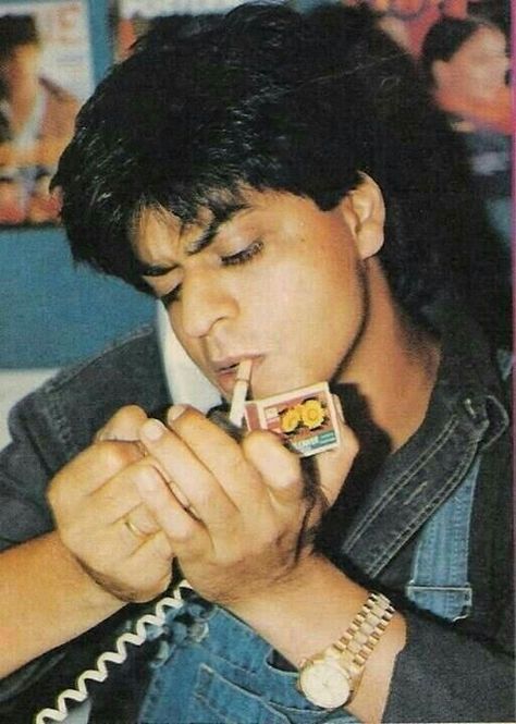 SRK #Cigarette🚬 Yeh Dil Deewana, Shah Rukh Khan Quotes, Shah Rukh Khan Movies, Aesthetic Movie, Bollywood Retro, 90s Bollywood Aesthetic, Retro Bollywood, 90s Bollywood, Vintage Bollywood