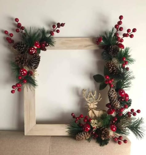 Christmas Frame Decorations, Decorate Picture Frames For Christmas, Photo Frame Christmas Ideas, Picture Frame Wreath Ideas, Christmas Picture Frame Ideas, Christmas Frames Diy, Diy Christmas Pictures, Christmas Picture Frame, Christmas Wreath Frames