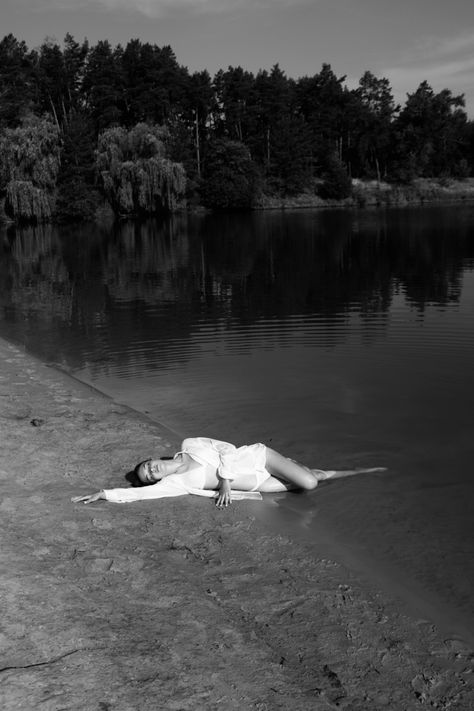 Photo In River Ideas, Lake Photoshoot Black Women, Lake Aesthetics Photoshoot, Creepy Beach Photoshoot, Lake Photography Model, River Photo Shoot Ideas, Water Dress Photoshoot, Moody Water Photoshoot, White Dress Water Photoshoot