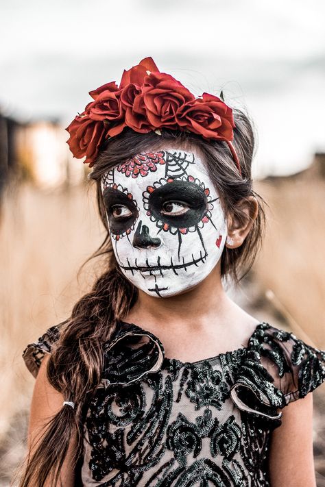 Love this dia de los muertos makeup look on hey sunny jess Muertos Makeup, Cactus Heart, Day Of The Dead Girl, Dead Makeup, Haunted Halloween, Halloween Makeup Inspiration, Kids Makeup, Halloween Diy Crafts, Halloween Make Up