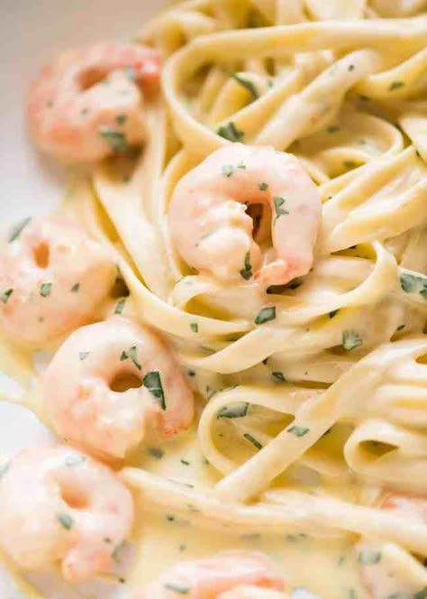 Creamy Garlic Prawn Pasta, Creamy Prawn Pasta, Prawn Pasta Recipe, Garlic Prawn Pasta, Creamy Garlic Prawns, Creamy Seafood Pasta, Prawn Linguine, Garlic Prawn, Pasta A La Carbonara