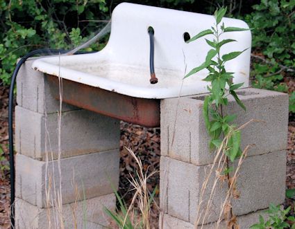 Outdoor garden sink powered by the hose with a drain that goes to the soil---great way to wash off pots you've just planted.  The dirt goes back to the dirt :) Cinder Block Bird Bath, Outdoor Sink Drainage Ideas, Outdoor Sink For Gardening, Cinder Block Potting Bench, Garden Shed Sink Ideas, Outdoor Sink Diy Garden Hose, Door Sink, Upcycled Bathroom, Out Door Rustic Sink