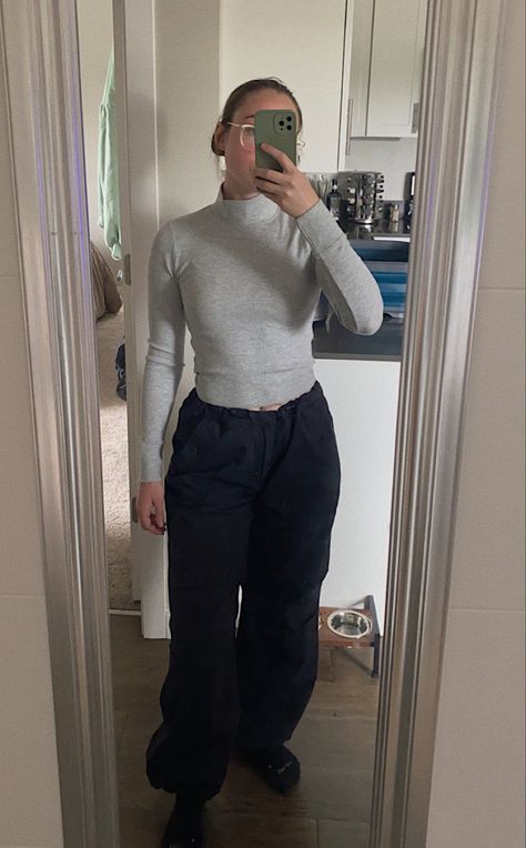 Turtle Neck And Sweatpants, Cute Outfits Fall, Fall Staple Pieces, Parachute Pants Outfit, Outfits Fall Aesthetic, Legs Outfit, Outfit Ideas Fall, Pants Outfit Fall, Clothes Trendy