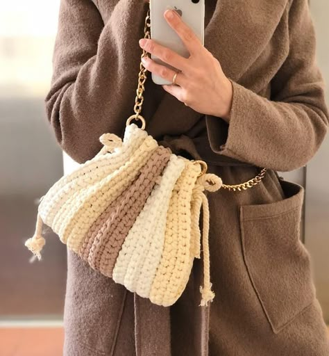 Modern Haken, Crochet Sling Bag, Beau Crochet, Crochet Mobile, Crochet Purse Pattern Free, Crochet Bag Pattern Free, Crochet Handbags Patterns, Crochet Stitches For Beginners, Handbag Pattern