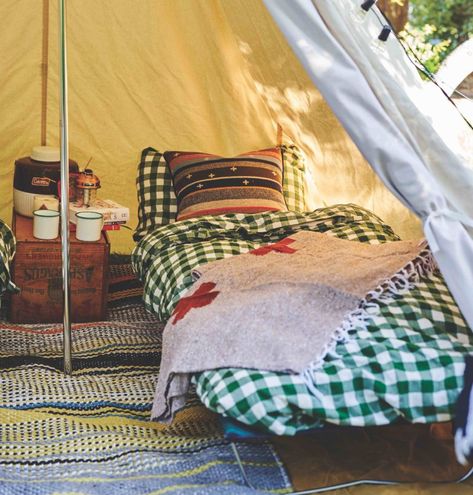 Summer Camp Cabin Decor, Summer Camp Cabin Decorations, 70s Camping Aesthetic, Camp Set Up Ideas Campsite, Vintage Camping Aesthetic, 70s Hiking, Cottagecore Camping, Camp Site Set Up Ideas, Camping Bedroom Decor