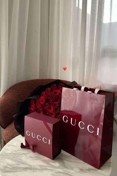 Expensive Gifts Aesthetic, Expensive Gifts For Women, Gucci Flowers, Gift Gucci, Gucci Aesthetic, Givenchy Irresistible, Gift Pictures, Gucci Gift, I Manifest