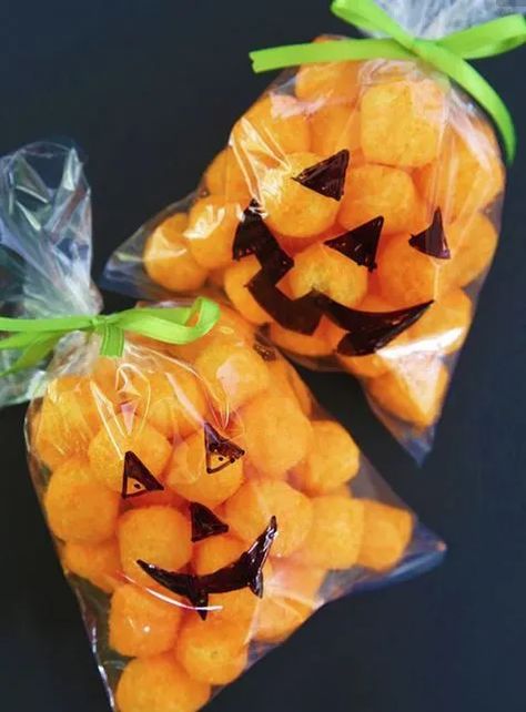 How To Throw The Best Halloween Party Ever - Society19 Canada Easy Halloween Classroom Treats, Halloween Classroom Treats, Kids Treat Bags, Diy Halloween Party, Kids Halloween Food, Pumpkin Drawing, Halloween Treats For Kids, Sweets Candy, Halloween Party Ideas