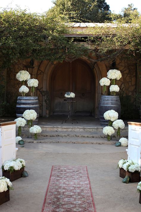 Wine Barrel Wedding Decor, Wedding Altar Decorations, Barrel Wedding Decor, Rustic Wedding Alter, Wine Barrel Wedding, Barrel Wedding, Dahlias Wedding, Wedding Alters, Rich Design