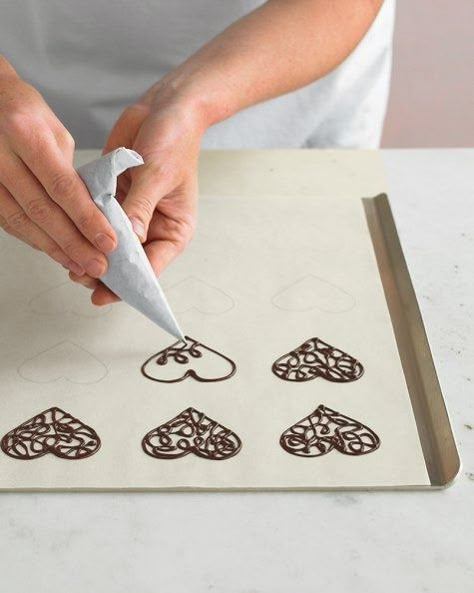 Chocolate Filigree Hearts - How-To tutorial. Decorating cakes and cupcakes Fondant Cupcake Toppers, Torte Cupcake, Bakery Ideas, Oreo Dessert, Chocolate Hearts, Chocolate Decorations, Cupcake Cake, Food Cake, Ideas Quotes