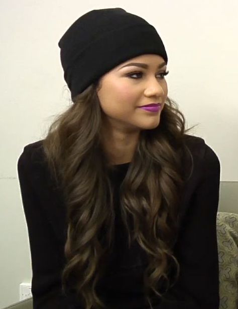 zendaya-wavy-hair-beanie Beanie Hairstyles, Zendaya Hair, Zendaya Maree Stoermer Coleman, Medium Brown Hair, Zendaya Style, Steal Her Style, Ochako Uraraka, Cute Hairstyles For Medium Hair, Zendaya Coleman