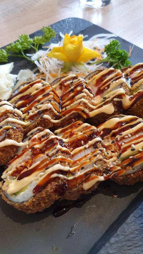 fried crunchy sushi rolls Fried Sushi Rolls, Sushi Flavors, Professional Food Plating, Bbq Sushi, Expensive Sushi, Sushi Fried, Fried Sushi, Types Of Sushi, Food Sushi