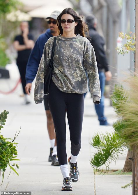 Camo Sweatshirt Outfit, Leggings And Sweatshirt Outfit, Kendall Jenner Casual, Hoodie And Leggings Outfit, Running Errands Outfit, Leggings Outfit Winter, Errands Outfit, Black Leggings Outfit, Kendall Style