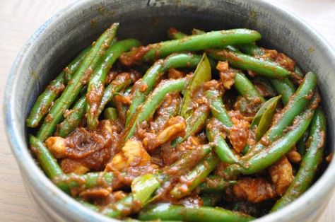 wong food!: Pad Prik King Curry Green Beans, Pad Prik King, Pad Prik, Green Chicken Curry, Yummy Asian Food, Kilauea Volcano, Green Chicken, Korean Recipes, Stir Fries