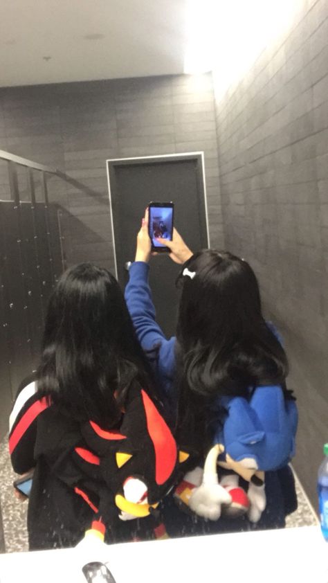 Pics Of Two Best Friends, 2 People Mirror Pics, Picture Ideas Two People, Faceless Duo Pics, Two People Pictures, Best Friend Pictures No Face, Photo Ideas 2 People, Pfp For Best Friends, Duo Pics Aesthetic