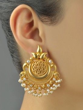 Twisted Circle Earrings- Happy Diwali to me?? Wedding Jewellery Collection, Gold Jewelry Earrings, Gold Jewellery Design Necklaces, Jewelry Design Earrings, India Jewelry, Gold Earrings Designs, Gold Jewelry Indian, Fashion Jewelry Earrings, Bridal Gold Jewellery