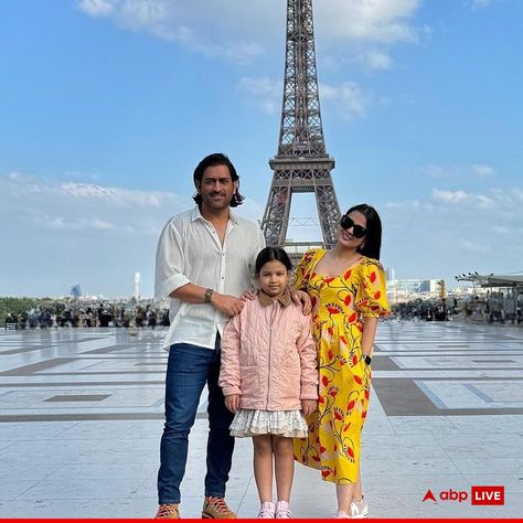 MS Dhoni, along with his wife Sakshi and their nine-year-old daughter Ziva, was recently seen vacationing in France. A captivating snapshot of the trio in front of the Eiffel Tower has gained significant attention among the cricketer's fans on social media. #Dhoni #MsDhoni #eiffeltower #Viral #Paris #ABPLive Power Star, Ms Dhoni, The Eiffel Tower, Eiffel Tower, Fitness Fashion, Tower, Social Media, Paris, France