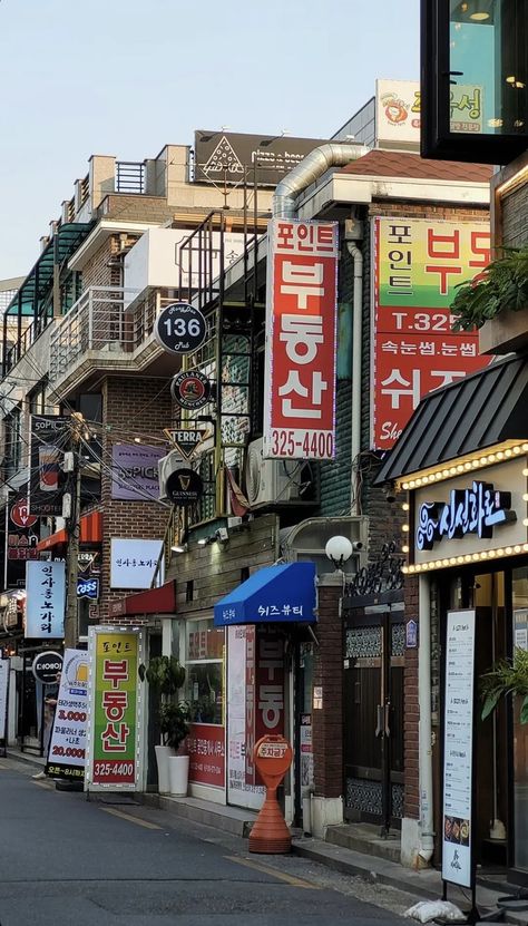 Korea Town Aesthetic, Korean Buildings Aesthetic, Summer In South Korea, Korea Town Nyc, Seoul Street Aesthetic, Korean Street Aesthetic, Korea Building, Korean Town, Photo Japon