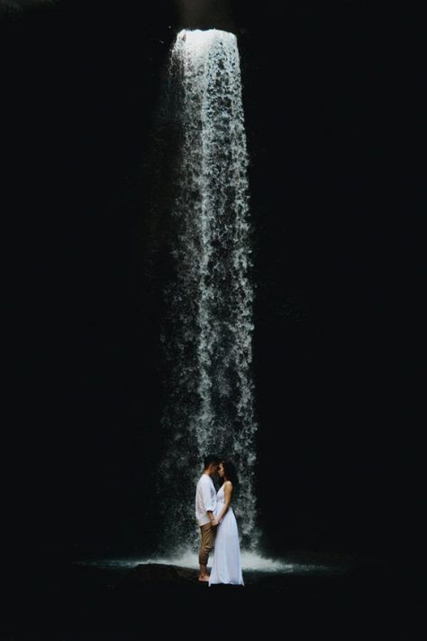 Royal Caribbean Wedding, Pose Prewedding, Waterfall Wedding, Pre Wedding Shoot Ideas, Pre Wedding Photoshoot Outdoor, Top Pic, Pre Wedding Poses, Cruise Wedding, 사진 촬영 포즈