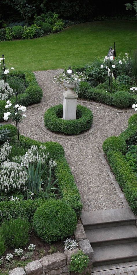 Garden Ideas For Small Spaces, Ideas Para Decorar Jardines, Formal Garden Design, Parterre Garden, Boxwood Garden, Courtyard Gardens, Courtyard Gardens Design, Gardens Design, Formal Garden