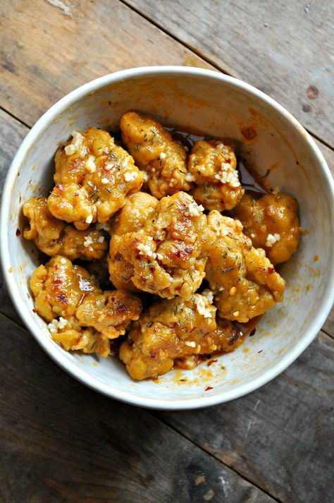 Vegan Garlic Ranch Seitan Wings - Rabbit and Wolves Seitan Wings, Rabbit And Wolves, Garlic Ranch, Seitan Recipes, Healthy Vegan Snacks, Cauliflower Bites, Vegan Eats, Vegan Comfort Food, Wheat Gluten