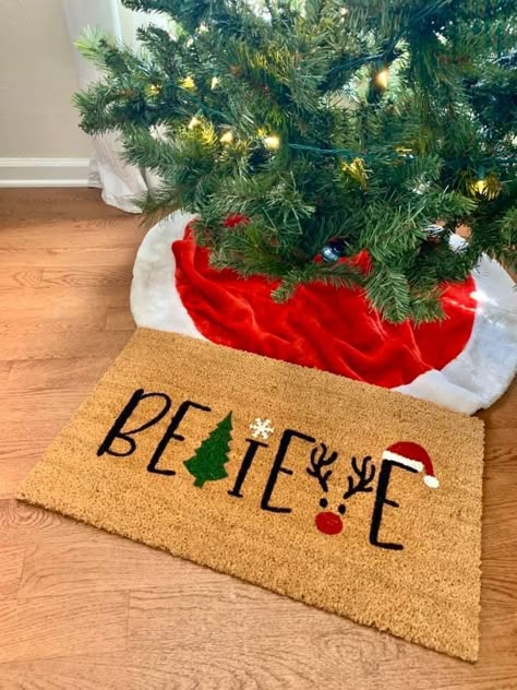 Outdoor Rug Diy, Stenciled Doors, Mat Ideas, Diy Christmas Door, Door Mat Diy, Winter Rug, Xmas Theme, Projets Cricut, Christmas Doormat