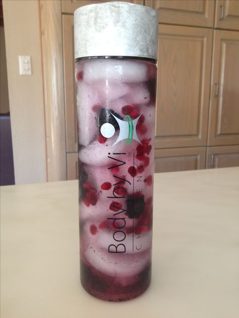 Delicious Body By Vi Spa Fruit Water with Blackberries and Pomegranate Seeds.  www.juliebaca.com Pomegranate Drinks, Water Bottle Art, Healthy Fruits And Vegetables, Body By Vi, Drinks Bottle, Fruit Infused Water, Detox Drinks Recipes, Spa Water, Fruit Water