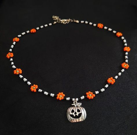 Beaded Halloween Necklace, Halloween Rings Diy, Halloween Crystal Jewelry, Halloween Inspired Bracelets, Halloween Seed Bead Necklace, Halloween Necklace Beads, Halloween Themed Jewelry, Beaded Bracelets Halloween, Halloween Beaded Jewelry Diy