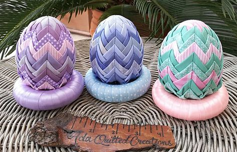 Fabric Easter Eggs, Diy Quilted Christmas Ornaments, Quilted Egg, Fabric Eggs, Easter Egg Decor, Egg Decor, Easter Egg Gifts, Decorative Eggs, Egg Pattern