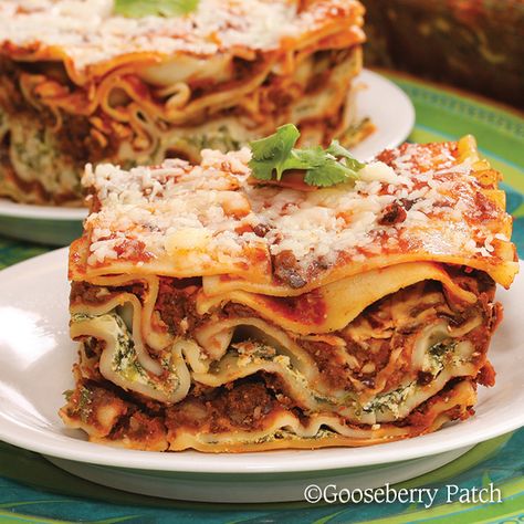 Gooseberry Patch Recipes: Spinach & Black Bean Lasagna from Go-To Recipes for 13x9 Pan Black Bean Lasagna, Bean Lasagna, Gooseberry Patch Recipes, Recipes Spinach, Main Salad, Sandwich Sides, Gooseberry Patch, Dessert Gifts, Spinach Lasagna