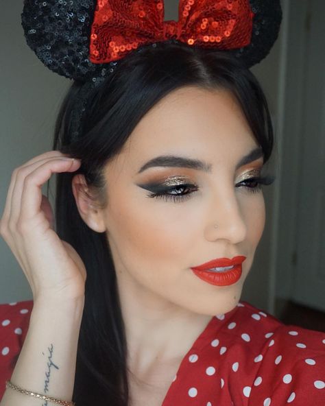 Valentina on Instagram: “Miss Minnie Mouse ♥️ ————————————— @doseofcolors x Disney Collection 🎨 Eyeshadows: shimmer on - glam girl - styleflash - forever in style…” Minnie Mouse Makeup Ideas, Minnie Mouse Makeup, Mouse Make Up, Mouse Makeup, Minnie Mouse Costume, Make Up Inspo, Disney Fashion, Glam Girl, Up Halloween