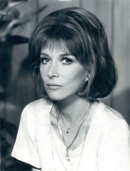 Lee Grant - (1927-  ) born Lyova Haskell Rosenthal.  Stage, film and TV actress.  Also worked on soap operas.  Winner of 2 Emmy's 2 Oscars and an Obie Award.  Blacklisted due to her husband for awhile so she did lots of stage work. Lee Grant, Sara Gilbert, Elizabeth Montgomery, Classic Movie Stars, Character Actor, Female Actresses, Famous Faces, Classic Beauty, Old Hollywood