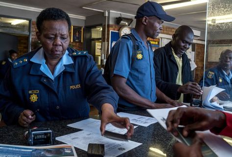 Police in South Africa Struggle to Gain Trust After Apartheid - NYTimes.com Police Duty, Police Support, Travel Picture Ideas, Police Women, North Park, Police Station, Police Force, Apple Wallpaper, Guy Pictures