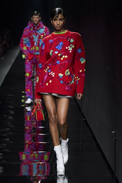 Versace's Fall/Winter 2020 Runway Show at Milan Fashion Week | POPSUGAR Fashion Black Women Runway, Women Runway Fashion, Versace 2020, Women's Runway Fashion, Bouchra Jarrar, Michael Cinco, Versace Runway, Sarah Burton, Stephane Rolland