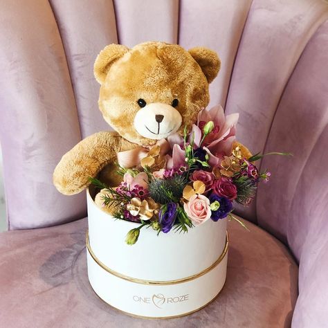 Say it with a teddy! 🐻  How’s this for a perfect gift option for ‘Mom’s to be’ & ‘New moms’?🥰 Preorder by 10th of May and leave the… Teddy Bear Flower Arrangement, Teddy Bear With Flowers, Luxury Florists, Box Flowers, Big Teddy, Flower Gift Ideas, Flower Boutique, Baby Shawer, Treat Gift