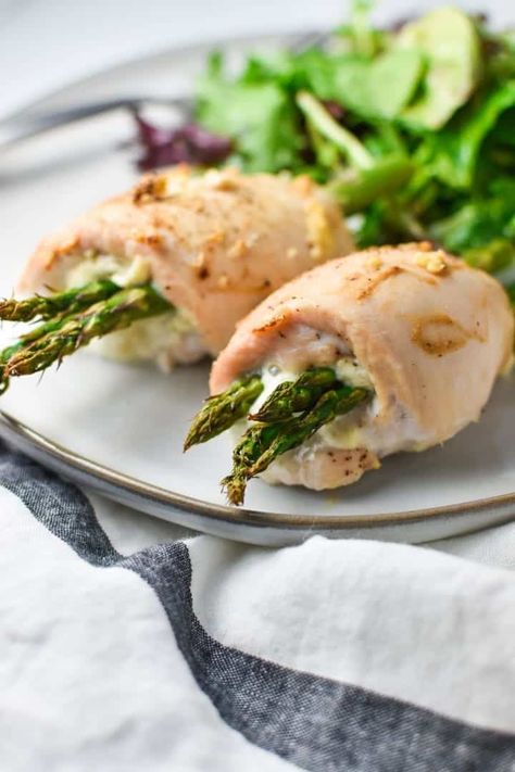 Are you ready for a fancy-looking chicken dinner that's easy to prepare? This meal features thinly cut chicken breasts stuffed and rolled with Boursin cheese and asparagus, then baked! Boursin Stuffed Chicken, Sliced Chicken Breast Recipes, Boursin Chicken, Boursin Recipes, Chicken With Asparagus, Asparagus Stuffed Chicken Breast, Raw Chicken Breast, Quick Chicken Recipes, Chicken Asparagus