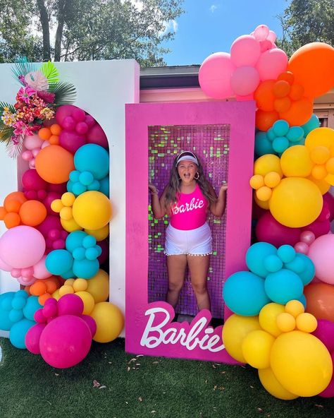 Barbie And Ken Birthday Party Ideas, Barbie And Ken Party, Girls Barbie Birthday Party, Cloud Installation, Barbie Birthday Party Ideas, Barbie Pool, Barbie Bday, Barbie Decorations, Barbie Pool Party